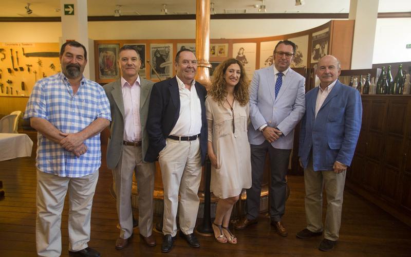 Emilio Jiménez Díaz, en el centro, con el jurado del XXX Compás del Cante, otorgado a José Mercé, en 2016. A su derecha, José Cenizo y Miguel Ángel Fernández. A su izquierda, María de los Ángeles Carrasco, Enrique Pavón y Julio Cuesta. Foto: Sevilla Press