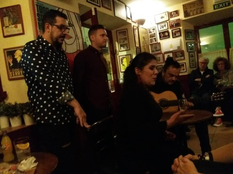 Pilar La Gineta, durante un recital en el Café de Levante. Foto: RRSS Porras