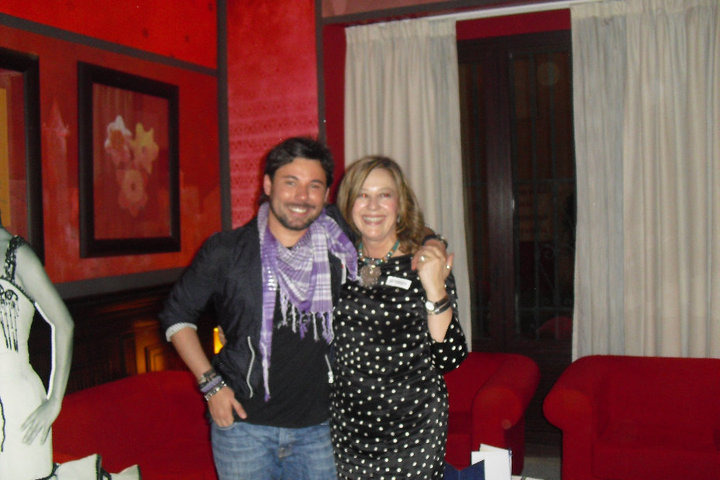 La diseñadora Teresa Torres, con Miguel Poveda. Foto: RRSS T.T.