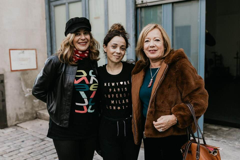 La diseñadora Teresa Torres, con Olga Pericet y Paqui, fiel empleada del taller. Foto: RRSS T.T.