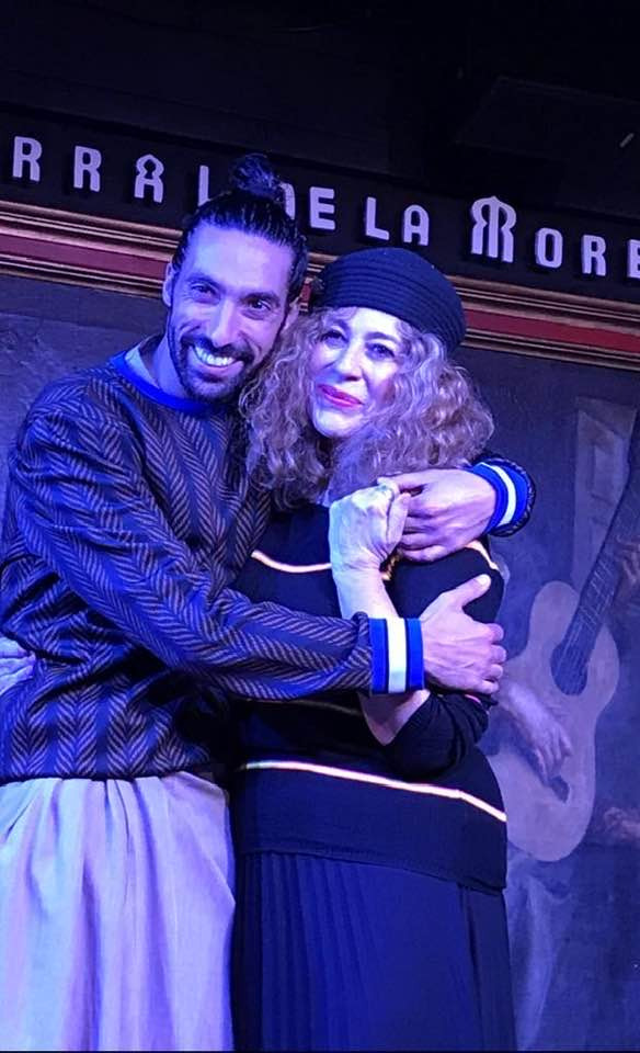 La diseñadora Teresa Torres, con Eduardo Guerrero en el Corral de la Morería. Foto: RRSS T.T.