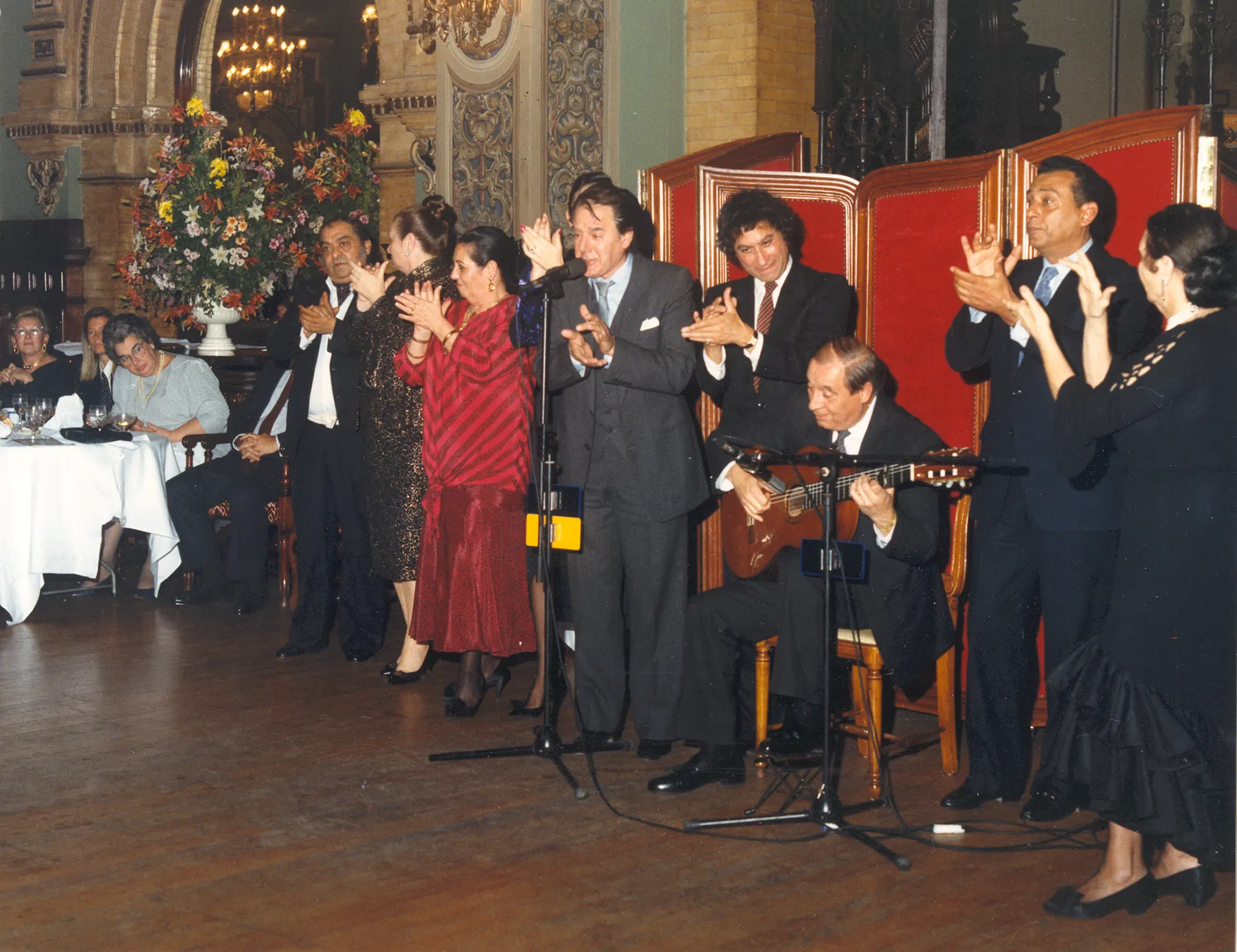 Manuel Cano, rodeado de Chano Lobato, Farruco, Matilde Coral, Mario Maya, Rafael el Negro y Pilar López en 1989 durante la celebración del V Compás del Cante. Imagen: Archivo M.M.M.