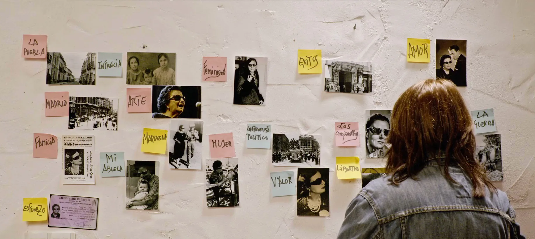 Adelfa y mural. Fotograma del documental 'Acuérdate de mí', sobre La Niña de la Puebla. De la cineasta onubense Remedios Malvárez.