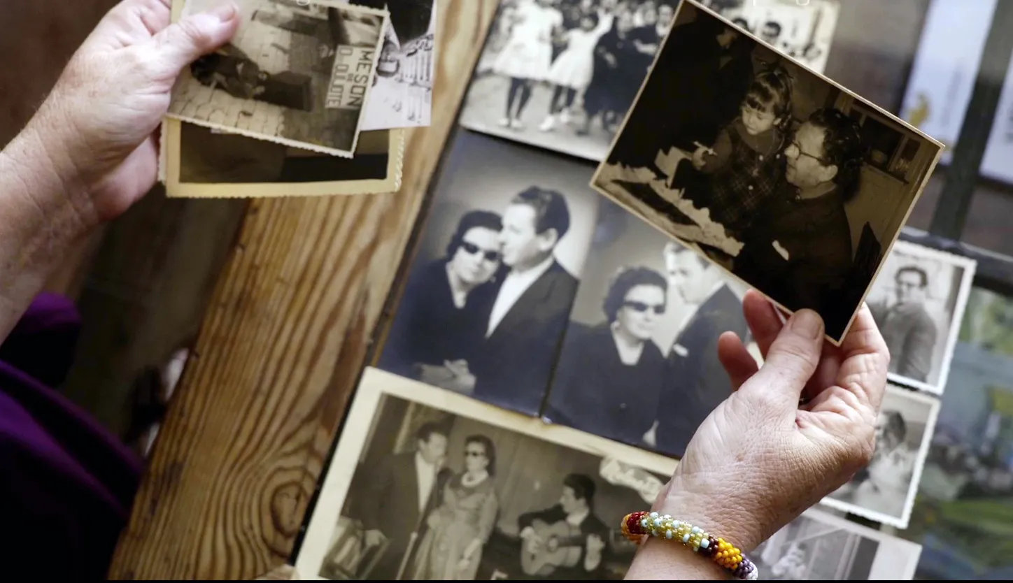 Fotos impresas. Fotograma del documental 'Acuérdate de mí', sobre La Niña de la Puebla. De la cineasta onubense Remedios Malvárez.