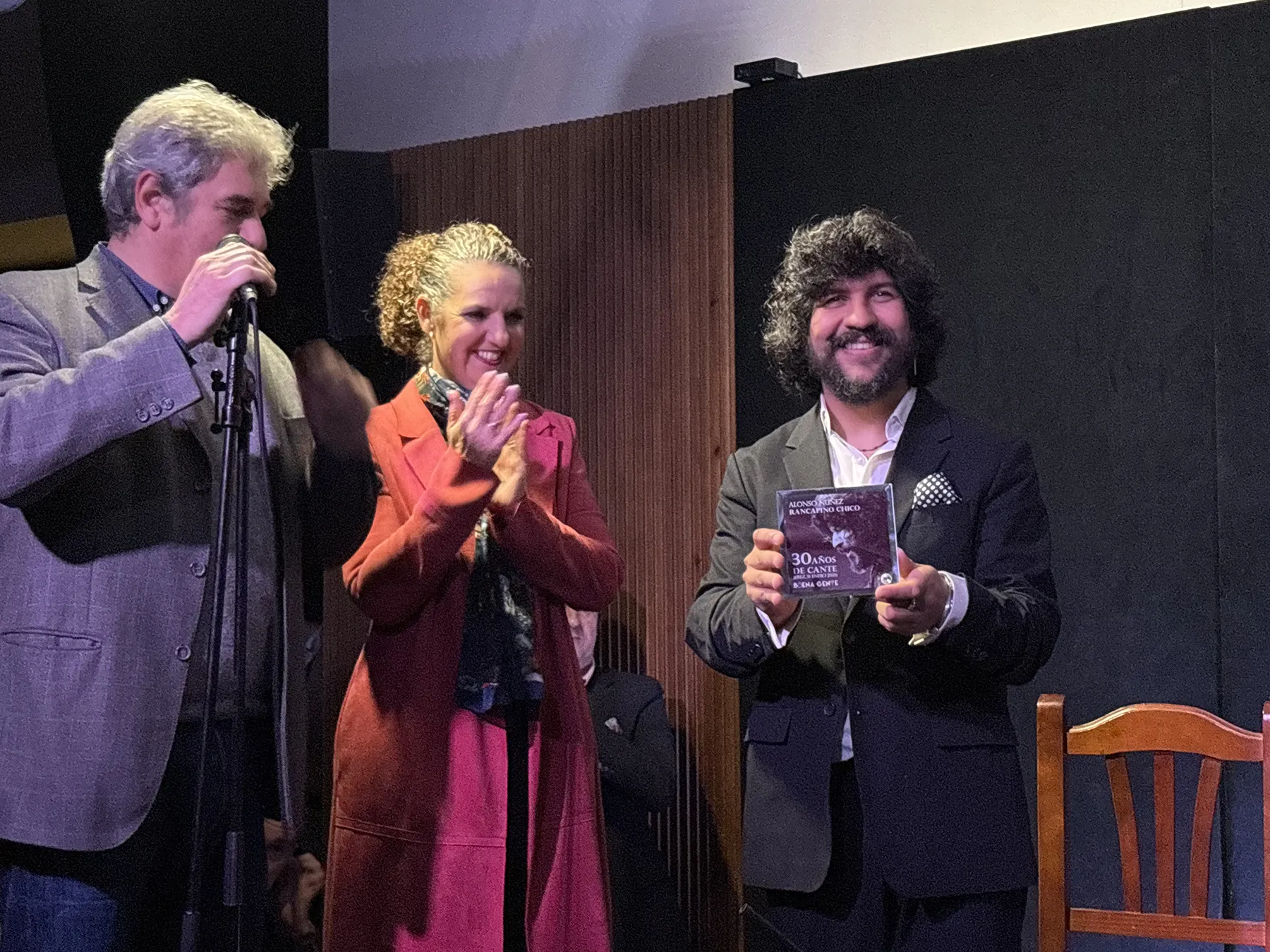 Rancapino Chico recoge la placa conmemorativa por treinta años de profesión. Peña Flamenca Buena Gente, Jerez. Foto: Juan Garrido