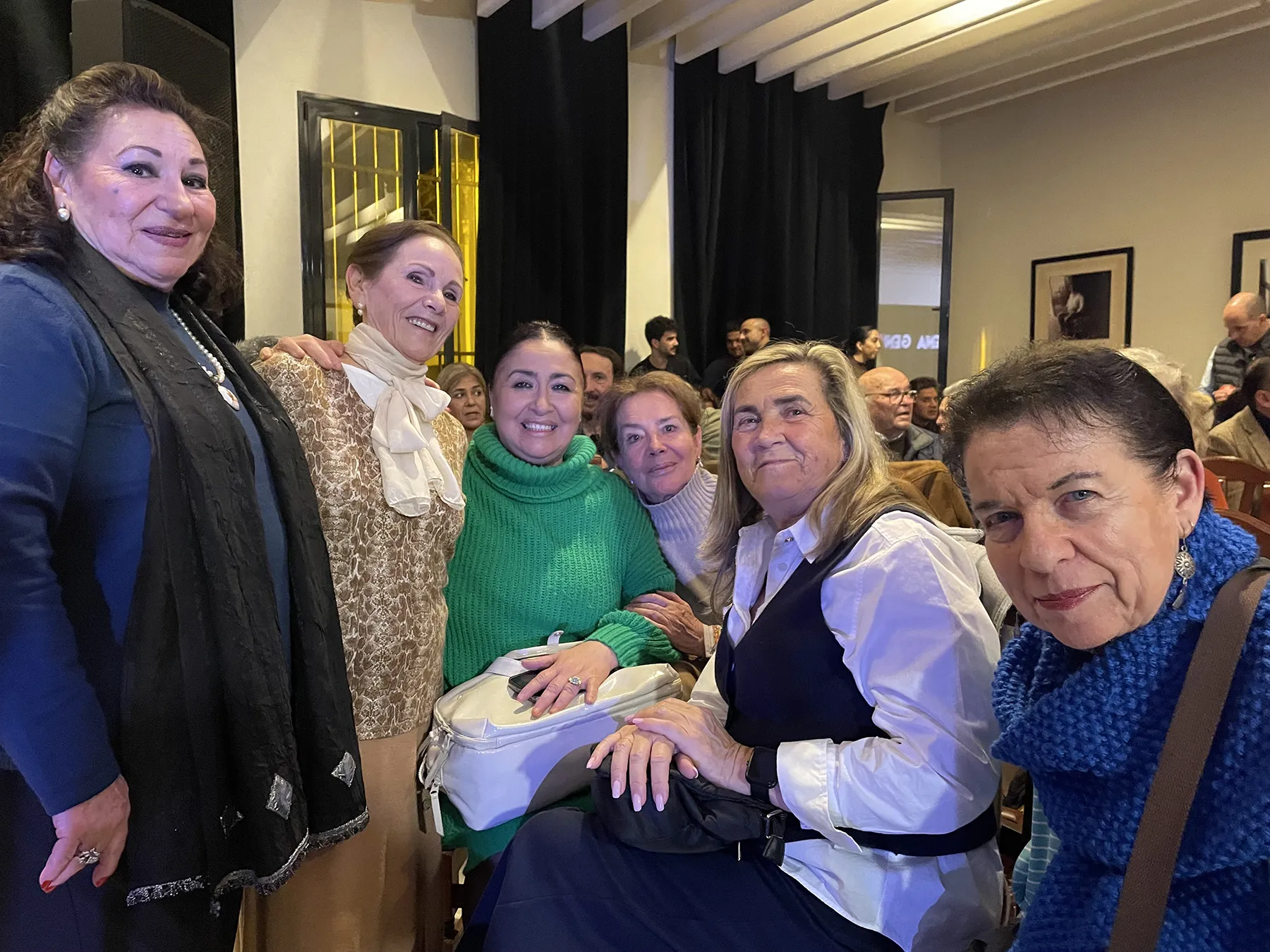 Reunión de artistas con María Vargas, Angelita Gómez, Manuela Carpio, Estela Zatania... Homenaje a Rancapino Chico en la Peña Flamenca Buena Gente, Jerez. Foto: Juan Garrido