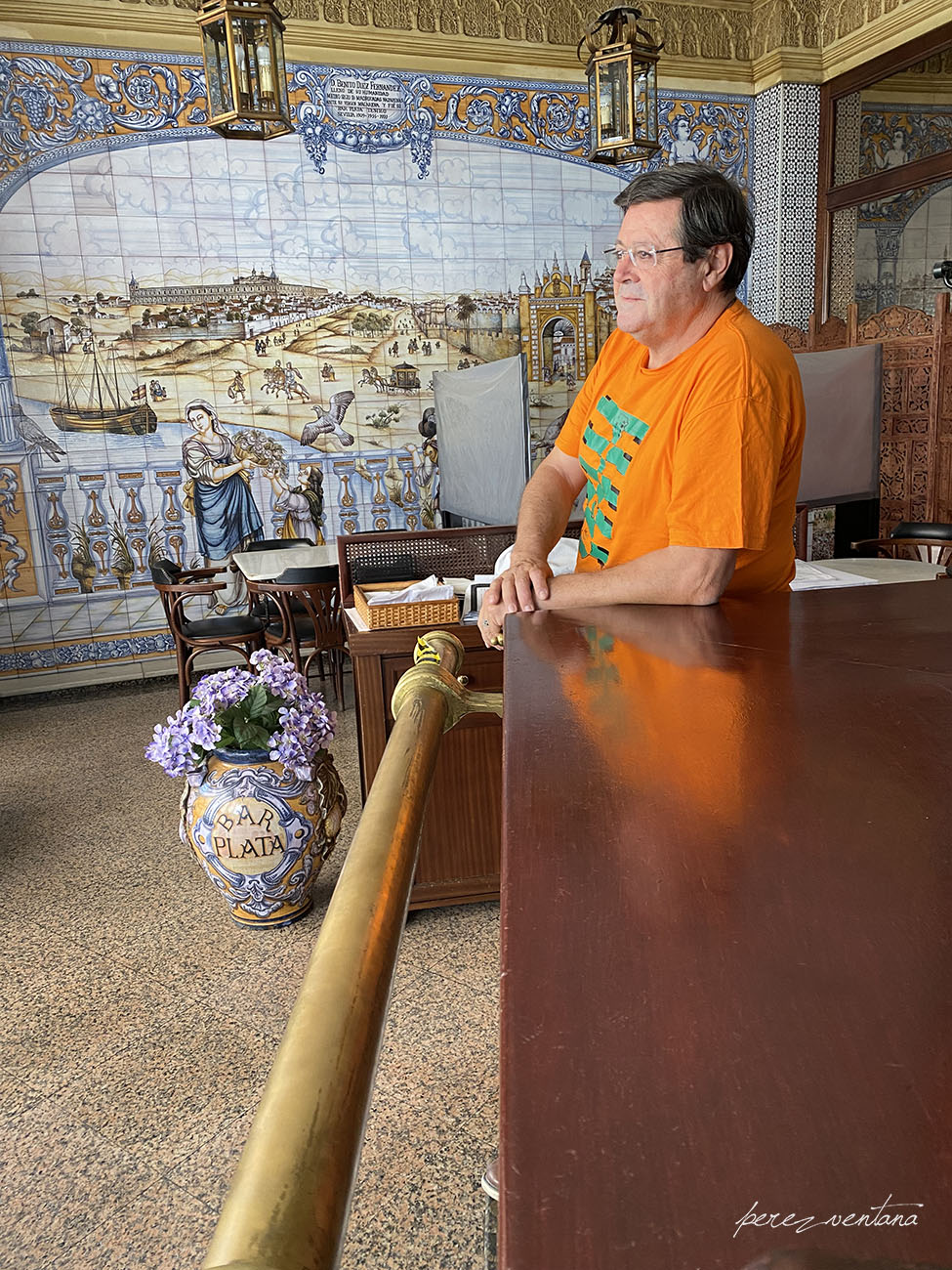 Miguel Camacho, presidente de la Unión de Peñas y Entidades Flamencas de la Ciudad de Sevilla, fotografiado en el histórico Bar Plata, La Macarena. Foto: perezventana