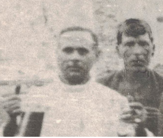 A la izquierda, Félix de la Culqueja (también conocido como Félix de Sanlúcar, el Carnicero y el Potajón), maestro de Ramón Medrano. A la derecha, Perico Frascola, que a su vez transmitió sus cantes a Félix. Los tres eran gitanos carniceros de Sanlúcar. Detalle de una fotografía cedida por Luis Suárez Ávila.