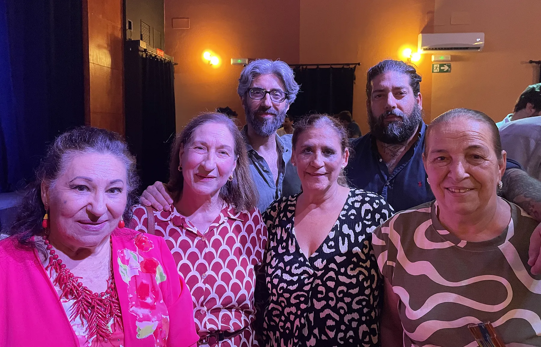 María Vargas, Enriqueta Fernández, madre de Niño de la Fragua, también en la foto, Dani Lomas, presidente de Las Cadenas, Luisa Garrido y Carmen Fernández, madre de Domingo Rubichi. Asociación Cultural Flamenca Las Cadenas, Jerez. Junio 2026. Foto: Juan Garrido