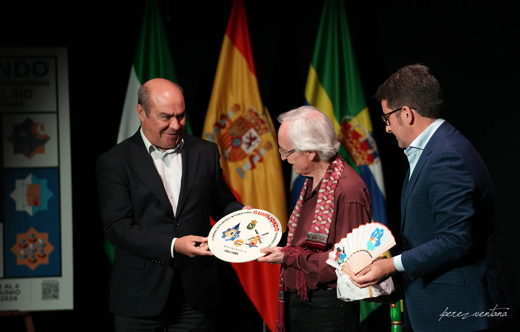 Paco Peña recibe una cerámica del alcalde de Palomares, Manuel Benjumea, y el delegado de Cultura, Pedro Conde. IV Festival Guirijondo. Teatro Carlos Álvarez-Nóvoa, Palomares del Río (Sevilla). 4 junio 2026. Foto: perezventana
