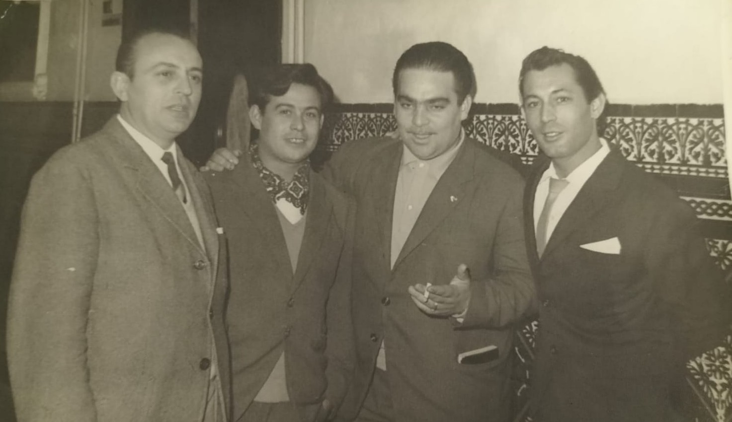 De izquierda a derecha, José Alfonso, Paco Taranto, un aficionado y Salvador Távora.