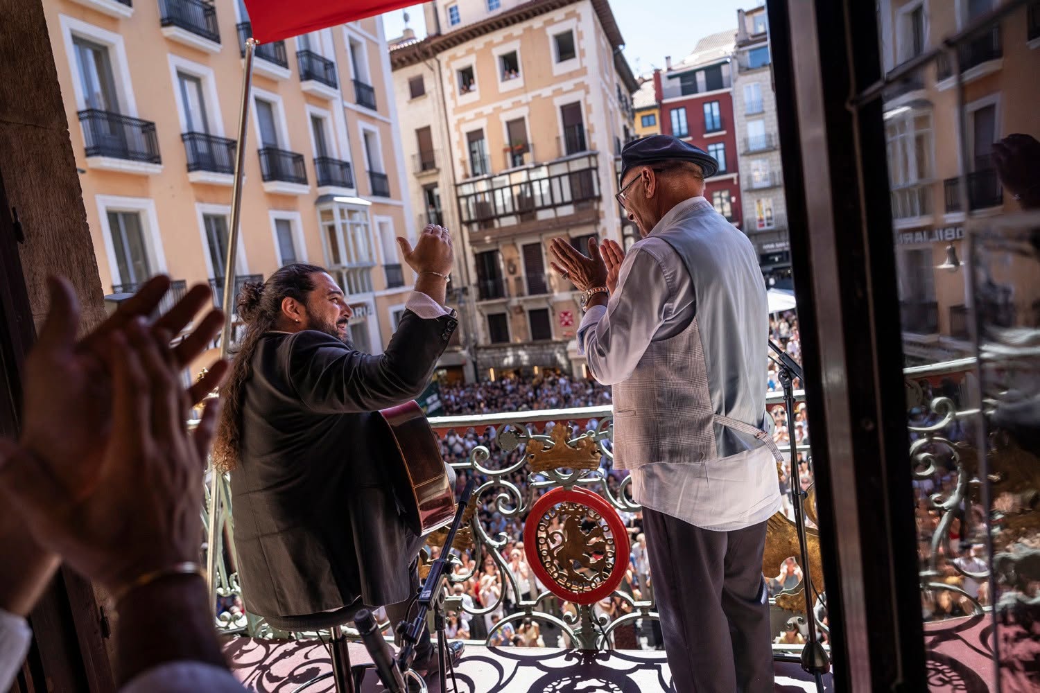 El Pele y Niño Seve desde el Balcón del Ayuntamiento de Pamplona. Foto: FOF