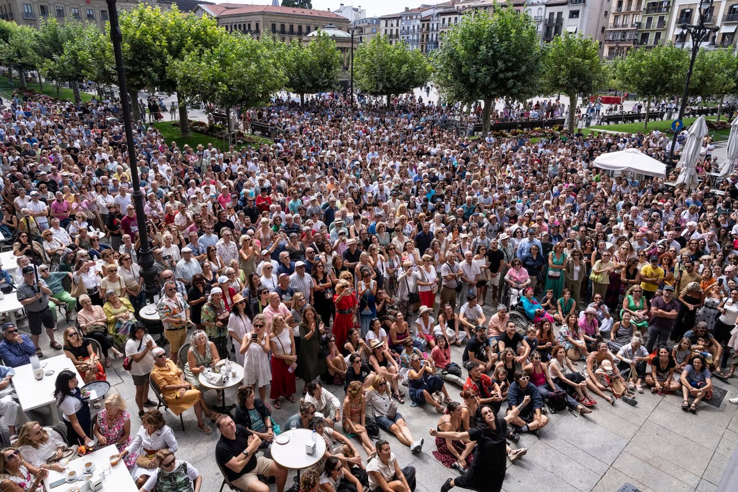 Público de Pamplona, mirando al balcón del Hotel La Perla. Foto: FOF