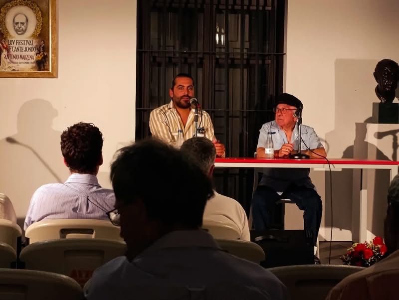 Charla de Juan Garrido con Romerito de Jerez. LXV Festival de Cante Jondo Antonio Mairena. Mairena del Alcor, Sevilla. 5 sep 2026. Foto: Juan Garrido