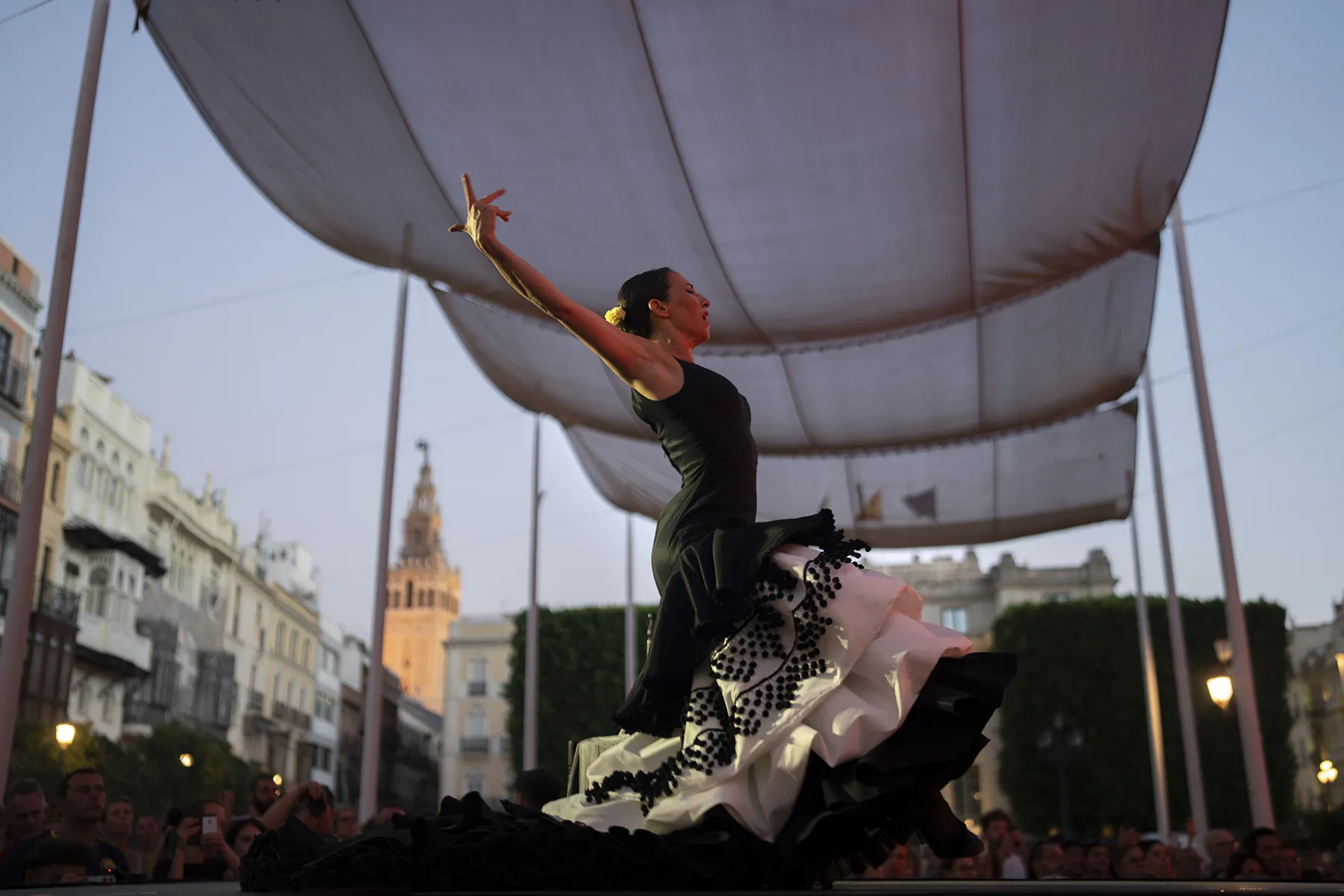 'Ecos primitivos. Cante en altura. Danza en tierra'. Pregón de la XXIV Bienal de Sevilla. Plaza de San Francisco. 9 sep 2026. Foto: Laura León / Bienal