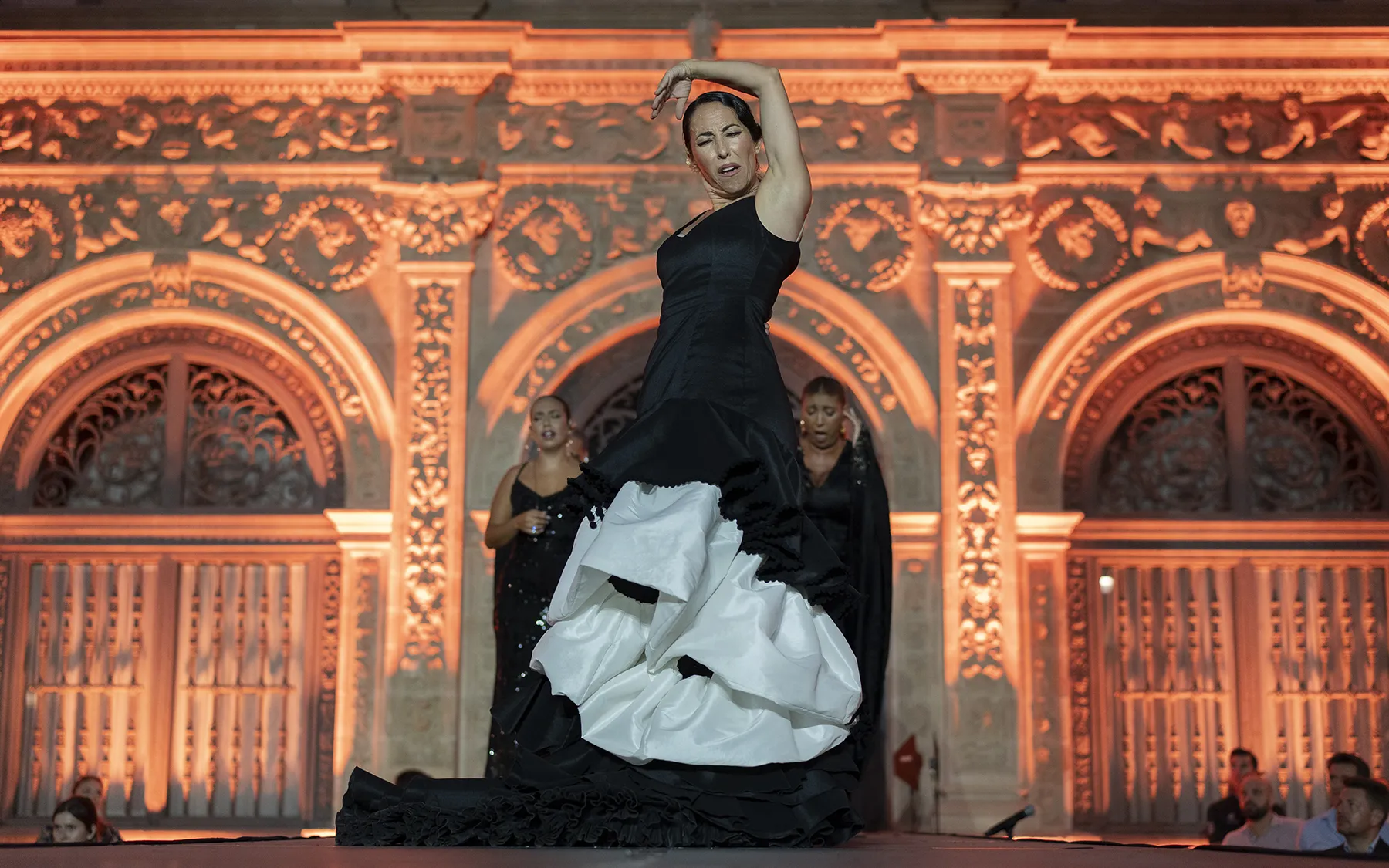 'Ecos primitivos. Cante en altura. Danza en tierra'. Pregón de la XXIV Bienal de Sevilla. Plaza de San Francisco. 9 sep 2026. Foto: Laura León / Bienal