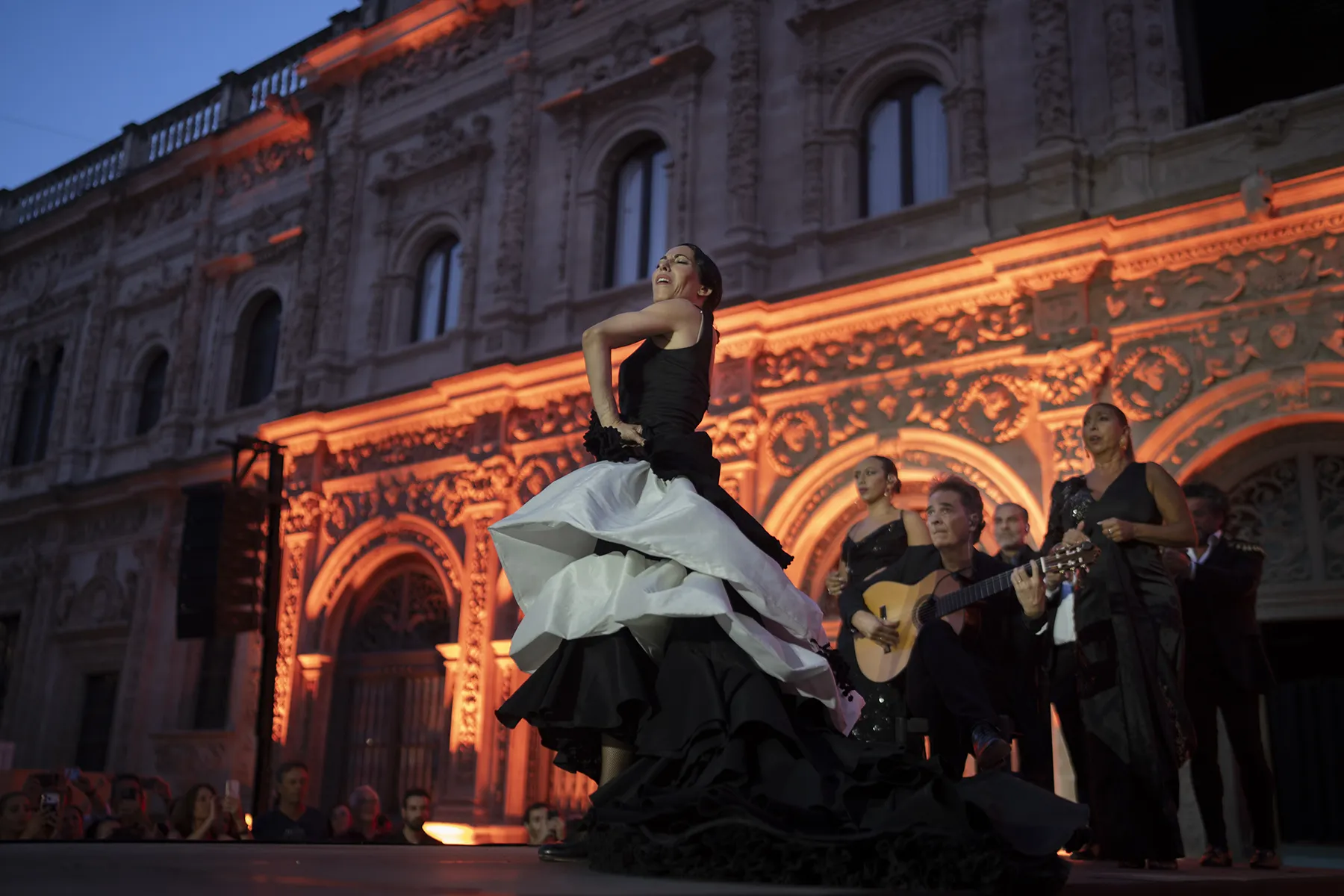 'Ecos primitivos. Cante en altura. Danza en tierra'. Pregón de la XXIV Bienal de Sevilla. Plaza de San Francisco. 9 sep 2026. Foto: Laura León / Bienal