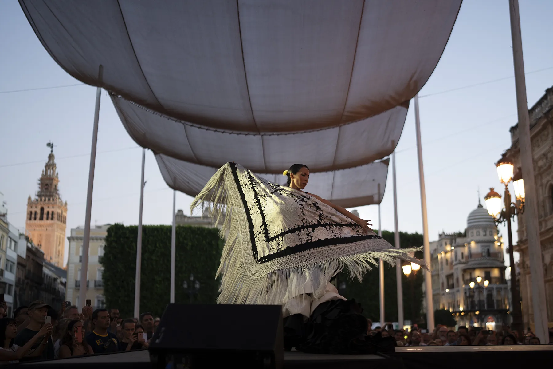 'Ecos primitivos. Cante en altura. Danza en tierra'. Pregón de la XXIV Bienal de Sevilla. Plaza de San Francisco. 9 sep 2026. Foto: Laura León / Bienal