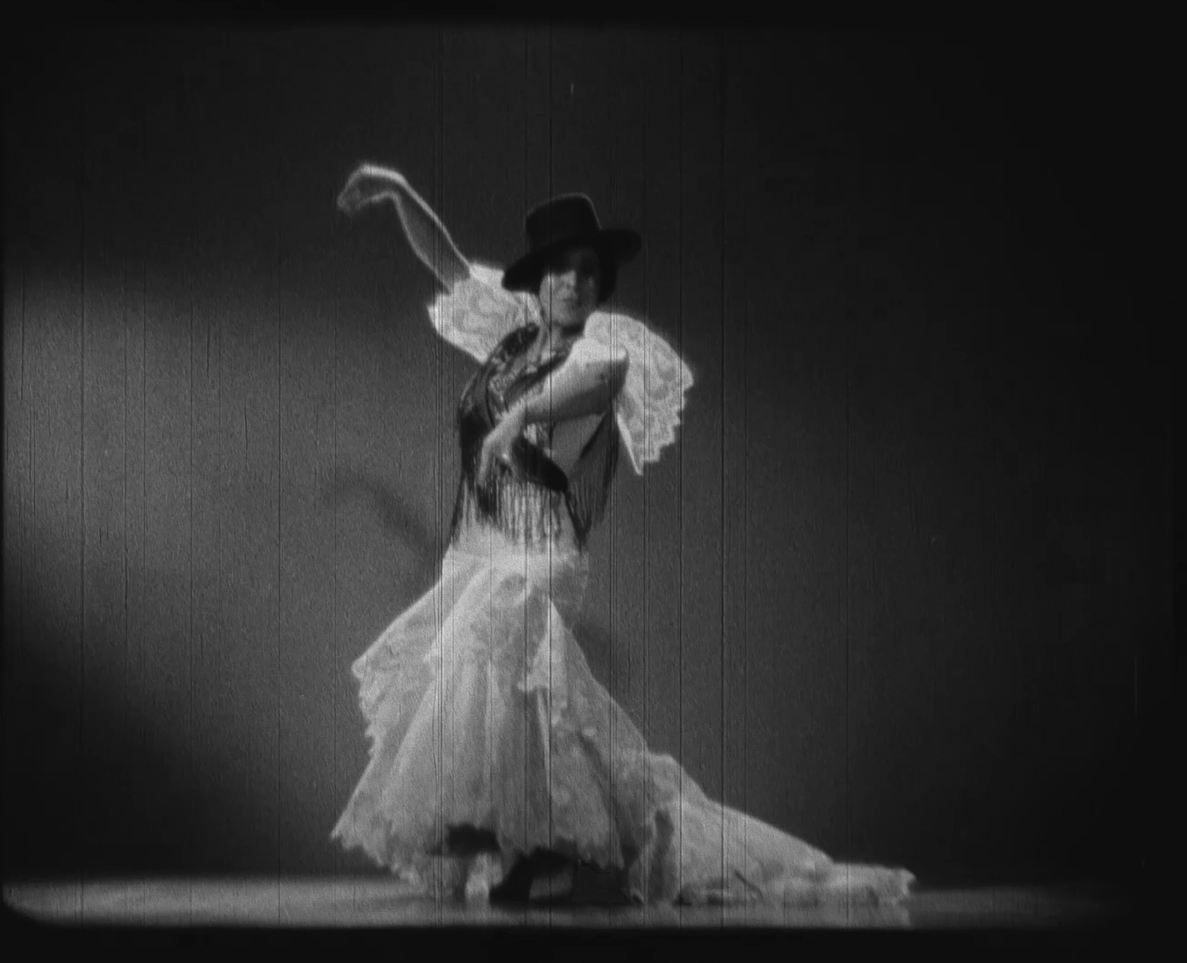 Fotograma de Argentinita en el Tango Cádiz tacita de Plata