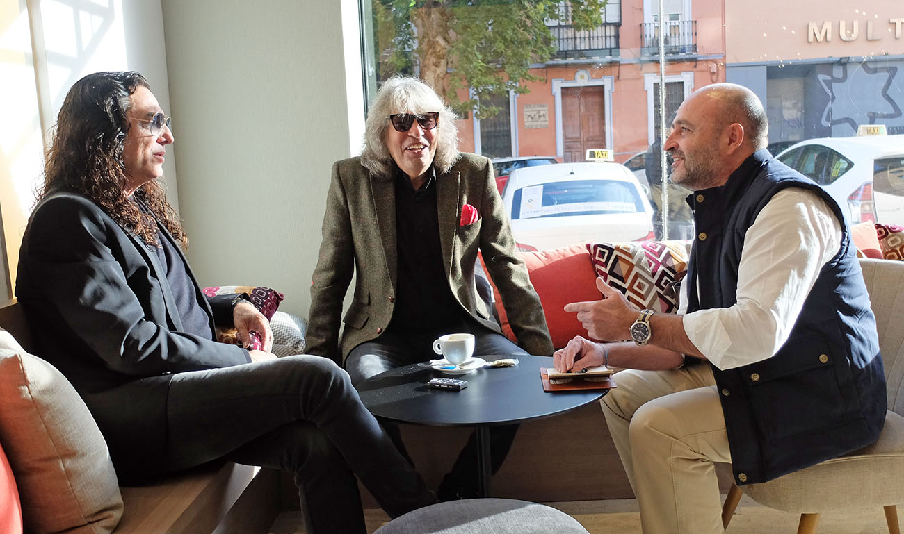 Tomatito y José Mercé, durante la entrevista con Quico Pérez-Ventana en el hotel Plaza de Armas, Sevilla.