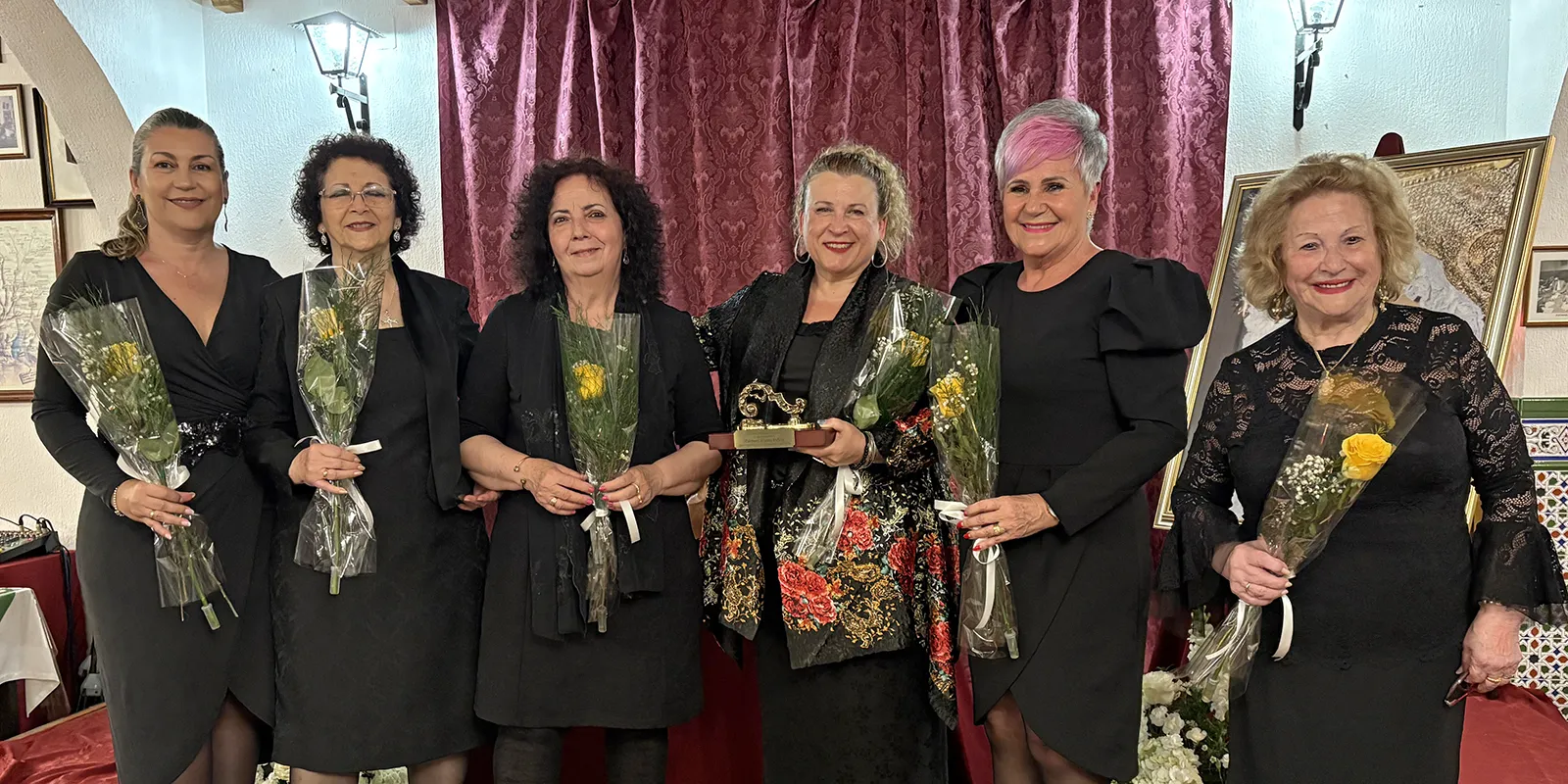 Helga Molina, Emilia Rodríguez, Mariángeles Cerrejón, Carmen Arjona, Trinidad Navarro y Loli López. Exaltación de la Saeta, Peña Flamenca Femenina de Huelva. 10 abril 2025. Foto: Jesús Naranjo