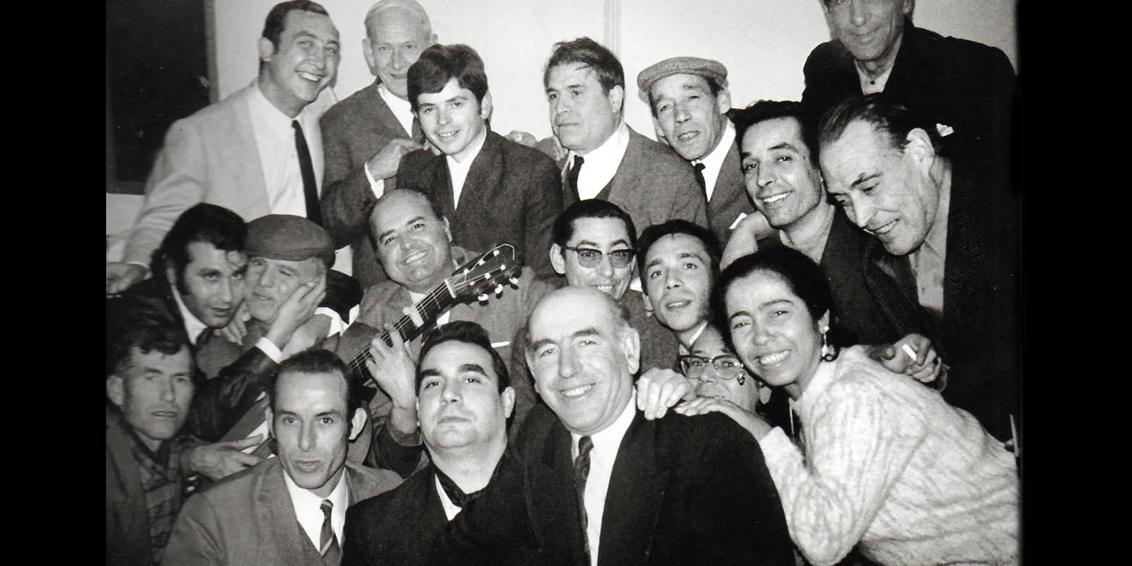 Manolo Morilla, en medio con guitarra. Foto: William Davidson