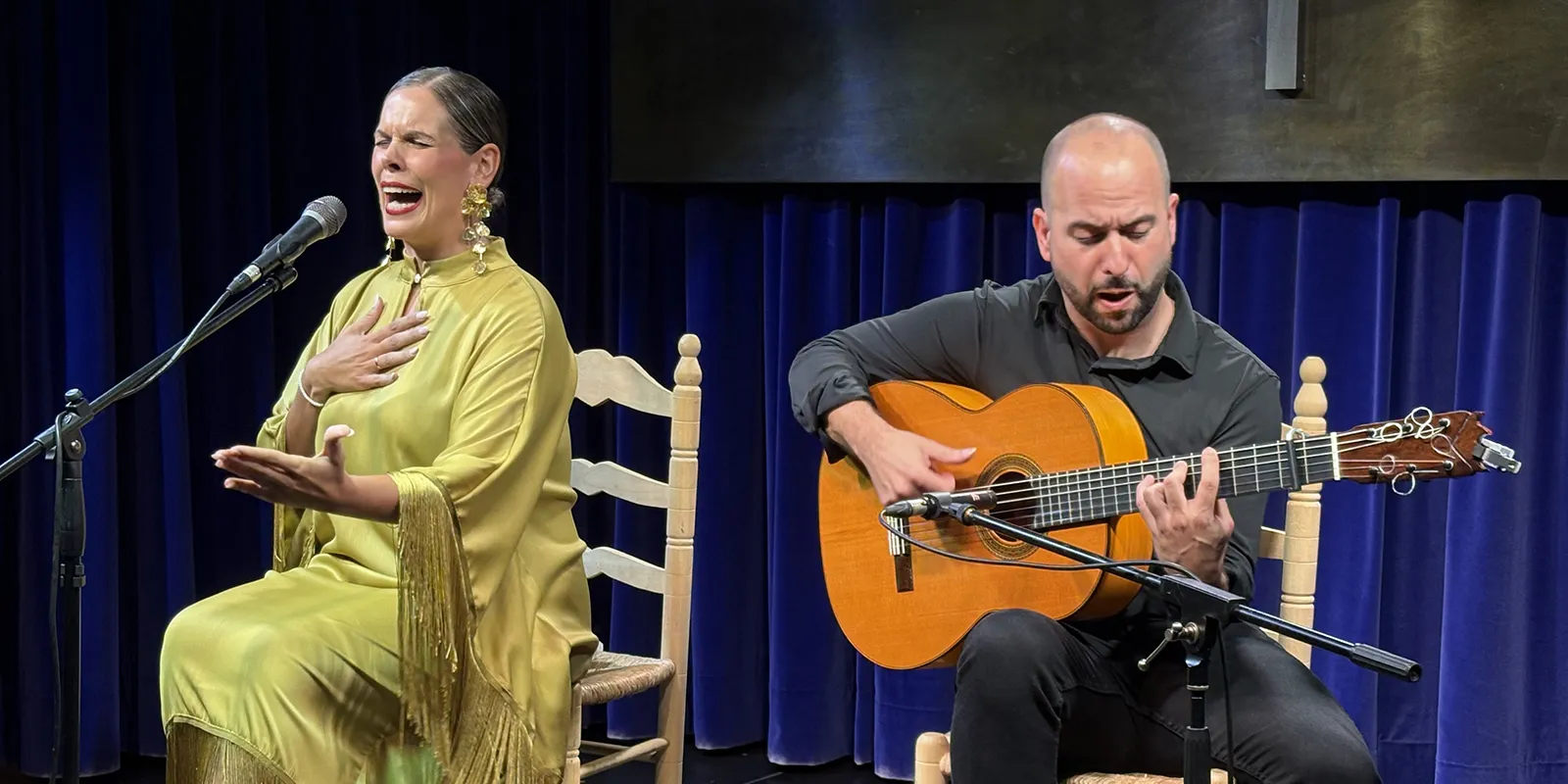 Mari Ángeles Cruzado y Francis Gómez. Ciclo Mujeres en la Fundación Cajasol, Huelva. 22 oct 2025. Foto: Jesús Naranjo