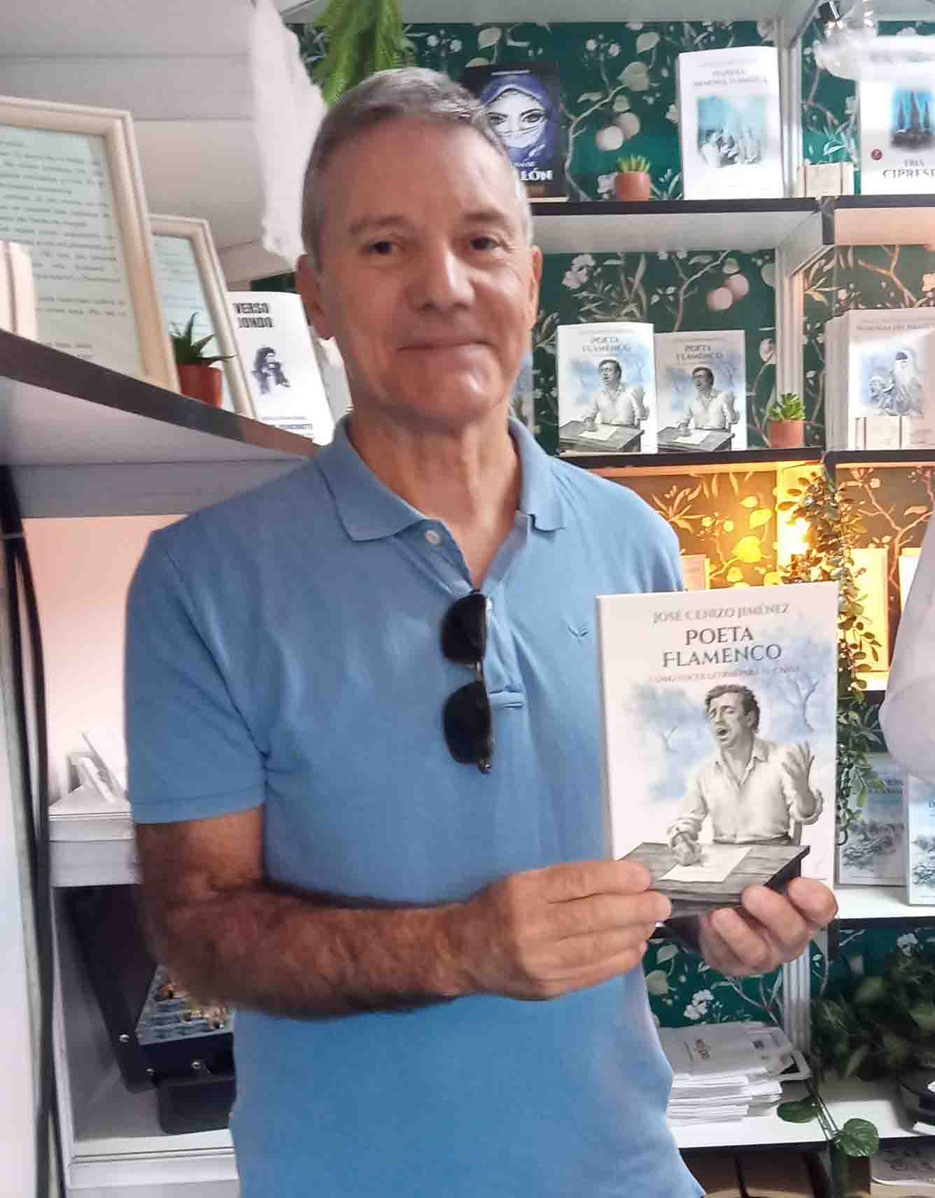 José Cenizo, con su libro 'Poeta flamenco'. Foto: Colibrí Ediciones