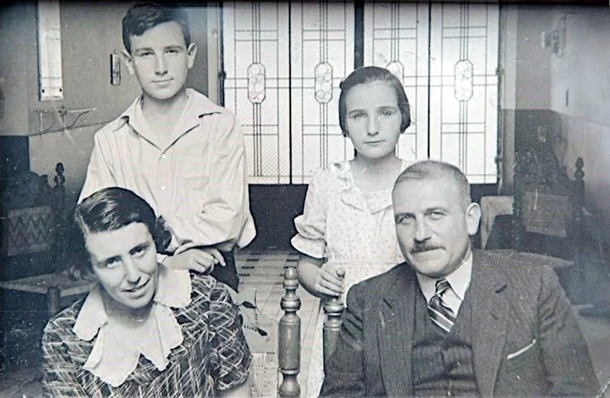 Margit Frenk con su hermano y sus padres. Archivo REFORMA.