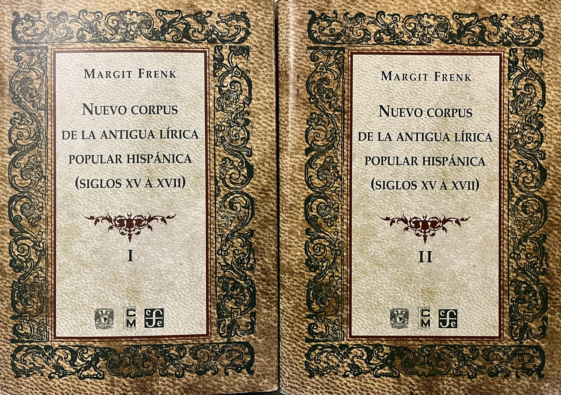 Portadas de los tomos I y II de la obra 'Nuevo corpus de la antigua lírica popular hispánica (siglos XV a XVII)', de Margit Frenk. Foto: Ramón Soler