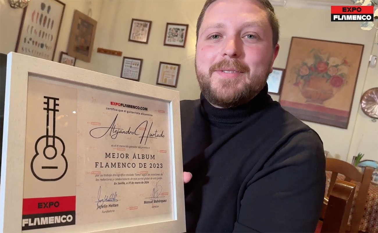 Hurtado, con el diploma acreditativo del Premio expoflamenco al Mejor Álbum Flamenco de 2023.