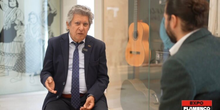 El cantaor lebrijano Manuel de Paula, durante su entrevista con Juan Garrido en el Centro Flamenco de Lebrija. Abril 2024.