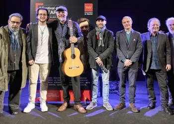 Foto de familia del director general de Cultura e Industrias Creativas, Gonzalo Cabrera, y el director artístico del festival, Antonio Benamargo, junto a varios artistas de esta edición. Foto: Pablo Lorente