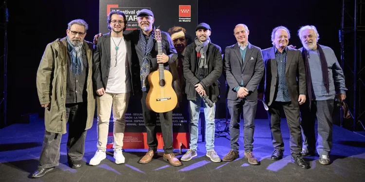 Foto de familia del director general de Cultura e Industrias Creativas, Gonzalo Cabrera, y el director artístico del festival, Antonio Benamargo, junto a varios artistas de esta edición. Foto: Pablo Lorente