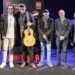 Foto de familia del director general de Cultura e Industrias Creativas, Gonzalo Cabrera, y el director artístico del festival, Antonio Benamargo, junto a varios artistas de esta edición. Foto: Pablo Lorente