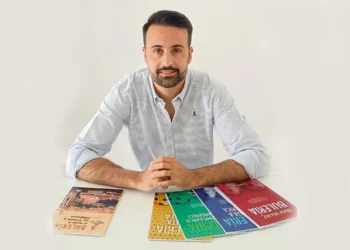 El profesor Juan Francisco Cara, con los cuentos 'Érase una vez... Bulería'.