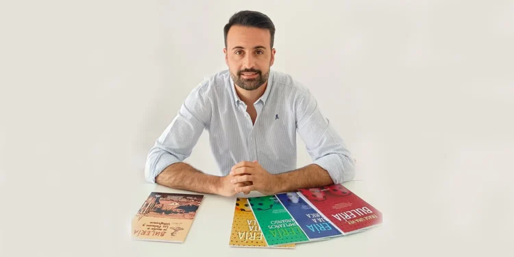 El profesor Juan Francisco Cara, con los cuentos 'Érase una vez... Bulería'.