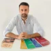 El profesor Juan Francisco Cara, con los cuentos 'Érase una vez... Bulería'.