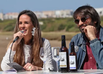 María La Mónica y Adrián Trujillo. Presentación de 'Amisuri'. Foto: Ayuntamiento Chiclana