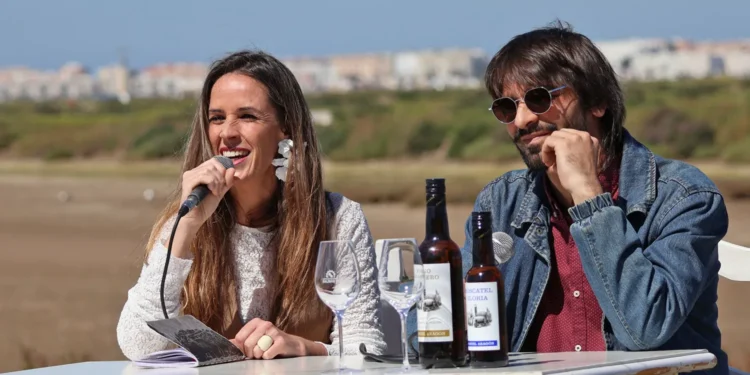 María La Mónica y Adrián Trujillo. Presentación de 'Amisuri'. Foto: Ayuntamiento Chiclana