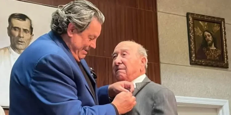 Romerito de Jerez recibe la Insignia de Oro de la Peña Flamenca Tío José de Paula. Foto: FB Peña Tío José