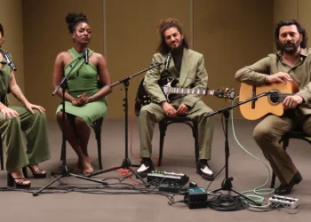 Josemi Carmona (derecha), junto a Miryam Latrece, Alana Sinkëy y Lin Cortés, durante la grabación del videoclip 'Por el aire'. Foto: Limbaé
