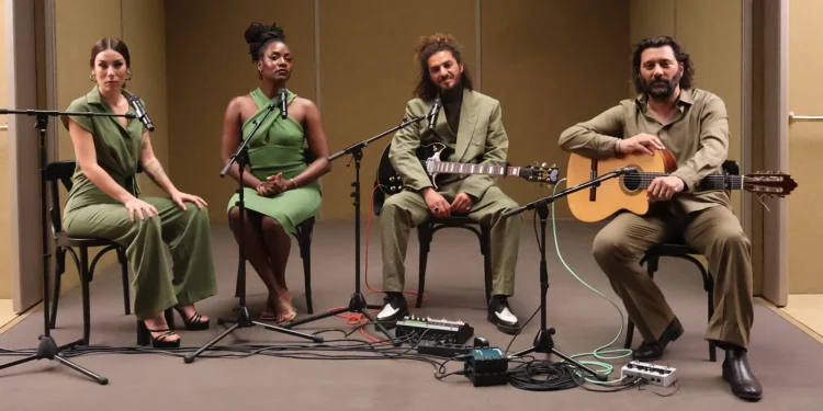 Josemi Carmona (derecha), junto a Miryam Latrece, Alana Sinkëy y Lin Cortés, durante la grabación del videoclip 'Por el aire'. Foto: Limbaé