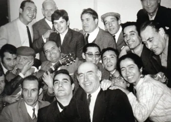 Manolo Morilla, en medio con guitarra. Foto: William Davidson