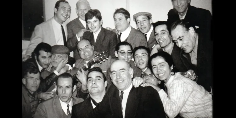 Manolo Morilla, en medio con guitarra. Foto: William Davidson