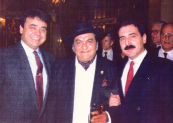 Francisco Zambrano, con Manuel Martín Martín escoltando en 1989 a Farruco en la entrega de V Compás del Cante a Pilar López. Foto: archivo MMM