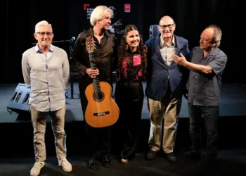 El director de Teatros del Canal, Ruperto Merino; el guitarrista Miguel Cortés, la cantaora Esperanza Garrido; el director general de Promoción Cultural e Industrias Creativas, Manuel Lagos, y el director de Suma Flamenca Joven, Antonio Benamargo, en la presentación. Foto: Guillermo Gumiel