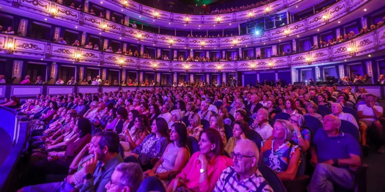 El Teatro Cervantes, hasta la bandera. Foto: Dipu Málaga