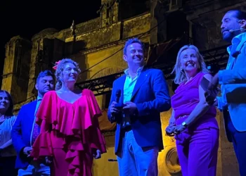 Estrella Morente recoge la Medalla de Oro de manos del alcalde. LXIV Velada de las Nieves. Arcos de la Frontera, Cádiz. 4 agosto 2025. Foto: Diego Méndez