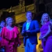 Estrella Morente recoge la Medalla de Oro de manos del alcalde. LXIV Velada de las Nieves. Arcos de la Frontera, Cádiz. 4 agosto 2025. Foto: Diego Méndez